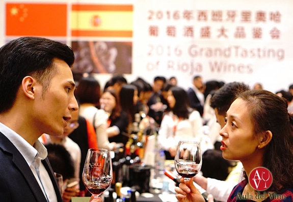 Más de un millar de profesionales de la distribución, detallistas, sumilleres, aficionados al vino y prensa especializada en vino y gastronomía han asistido a la quinta edición del Salón del Vino de Rioja en China